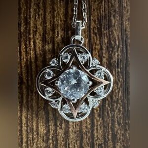 Silver necklace with flower pendant 925